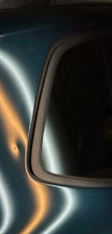 Aile arrière de Tiguan sous la lampe, le point sombre est la bosse